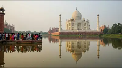 यमुना के उफनते पानी में ताजमहल का मनमोहक नज़ारा, पर्यटकों की भीड़ से प्रशासन हलकान