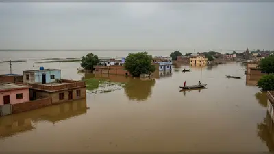 यूपी में गंगा का रौद्र रूप: खतरे के निशान से 21 सेंटीमीटर ऊपर, 30 मोहल्ले जलमग्न, खेतों में घुसा पानी