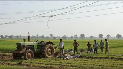 शाहजहांपुर में हाईटेंशन लाइन का कहर: खेत में काम करते 3 युवकों की मौत, 5 मजदूर झुलसे, ट्रैक्टर के पहिये भी फटे