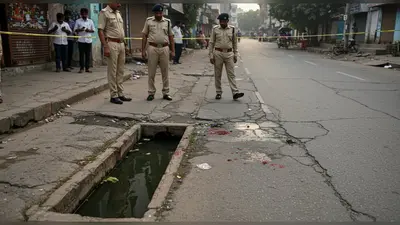 लखनऊ: नाले में मिला युवक का शव, सड़क पर खून के निशान; पुलिस जांच में जुटी