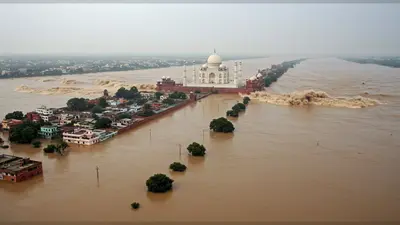 47 साल बाद आगरा में यमुना का रौद्र रूप: 100 कॉलोनियां जलमग्न, 60 गांवों में बाढ़, ताजमहल के पास भी पहुंचा पानी