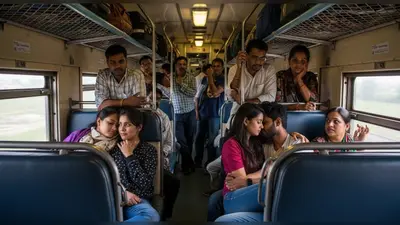 वायरल वीडियो: चलती ट्रेन में कपल की हरकतें देख चौंके लोग, कहा ‘OYO बना दिया’