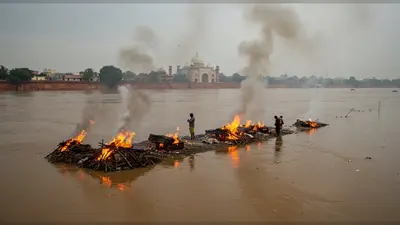 आगरा में यमुना का रौद्र रूप: ताज व्यू प्वाइंट डूबा, अंतिम संस्कार के लिए सड़क पर जलीं चिताएं