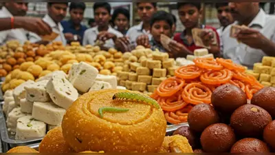 मिठाई पर रेंगता कीड़ा, लोग फिर भी खरीदते रहे: वीडियो वायरल, देख कर उड़ जाएंगे होश!