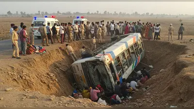 लखनऊ: खंती में पलटी रोडवेज बस, 5 की मौत, 10 गंभीर घायल; मचा कोहराम