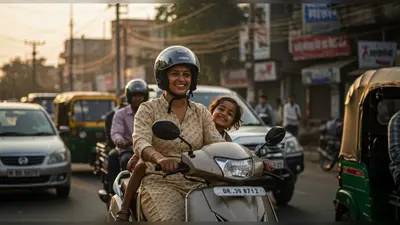 ट्रैफिक जाम में मां के स्कूटर पर बच्ची की नटखट शरारत, वीडियो हुआ वायरल!