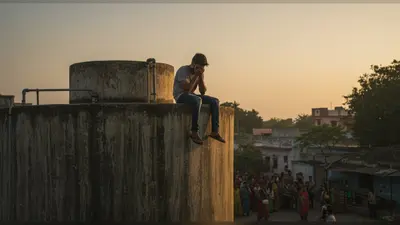 पानी की टंकी पर चढ़ा ‘वीरू’ बना आशिक: प्रेमिका ने कॉल नहीं उठाया तो रोते हुए बोला- नहीं जी सकता!