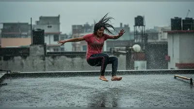 बारिश में छत पर डांस कर रही थी लड़की, तभी गिरी धड़ाम; वीडियो हुआ वायरल!