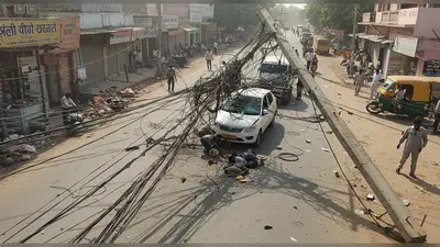 शाहजहांपुर में बड़ा हादसा: बिजली के तार में फंसी एडीएम की गाड़ी, खंभा टेढ़ा, दो श्रमिक गंभीर रूप से घायल