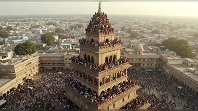 टावर पर उमड़ी भीड़: शहर का अद्भुत नज़ारा, पर क्या खतरा अनमोल था?