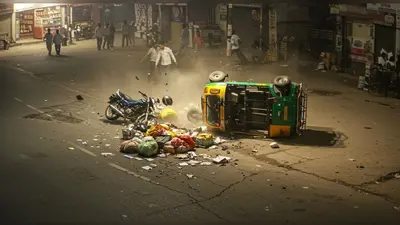 रूह कंपा देने वाला मंजर! CCTV में कैद: बाइक सवार ने मारी टक्कर, पलटा ऑटो, सामान बिखरा