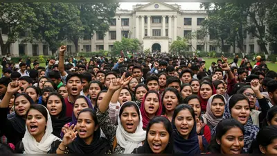 बांग्लादेश में हिजाब को लेकर तेज हुई बहस: ढाका विश्वविद्यालय में छात्र-छात्राओं ने की जोरदार नारेबाजी, प्रशासन पर दबाव
