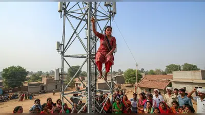 अलीगढ़: बहन से कहासुनी के बाद मोबाइल टावर पर चढ़ी युवती, पिता की कॉन्फ्रेंस कॉल से मानी बात, सुरक्षित नीचे उतरी