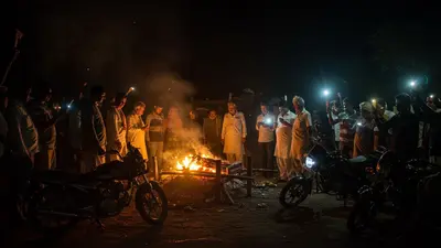 यूपी: श्मशान में अंधेरे से जुझता अंतिम संस्कार, बाइक और मोबाइल की रोशनी बनी सहारा