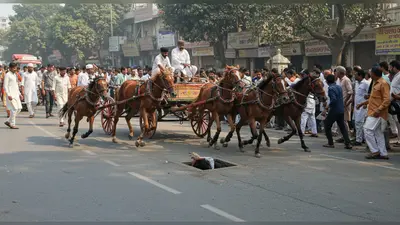 मुरादाबाद का खौफनाक वीडियो: शोभायात्रा में टूटी बग्घी, बेकाबू घोड़े नाले में गिरे, फिर चला घंटों रेस्क्यू