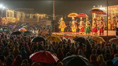 रामनगर रामलीला 2025: बारिश में भी नहीं डिगी आस्था, छतरी के नीचे पात्र, छाता लगाए दर्शकों ने देखी लीला