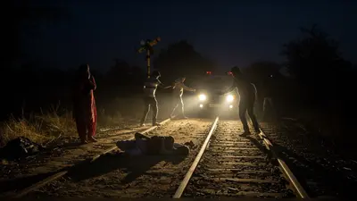 पीलीभीत में खौफनाक वारदात: रेलवे क्रॉसिंग पर दंपती से लूट, विरोध करने पर पति को बेरहमी से पीटा