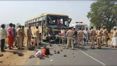 जौनपुर में हाहाकार: छत्तीसगढ़ के दर्शनार्थियों से भरी बस ट्रेलर से टकराई, चार की मौत; नौ गंभीर घायल
