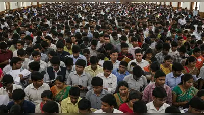 UPPSC एलटी ग्रेड शिक्षक भर्ती में बंपर भीड़: एक पद पर 166 दावेदार, आवेदन का नया रिकॉर्ड!