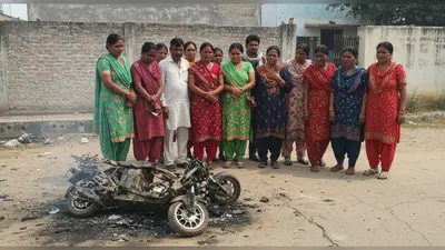 यूपी में दर्दनाक हादसा: ई-स्कूटी में लगी भीषण आग, जिंदा जल गए बुजुर्ग दंपती, परिवार में मातम