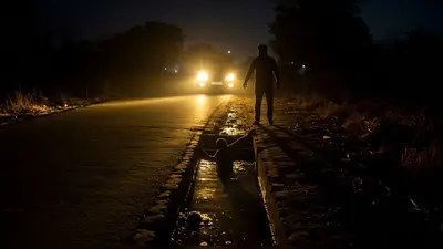 यूपी में बेरहमी की हदें पार: कार से टक्कर के बाद घायल को नाले में फेंका, मौत पर थाने में भारी हंगामा