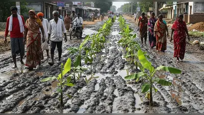लखीमपुर खीरी: धौरहरा की मुख्य सड़क बनी दलदल, लोगों ने केले के पौधे लगाकर जताया अनोखा विरोध