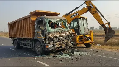 बरेली: हाईवे पर जेसीबी से टकराया ट्रक, ड्राइवर स्टीयरिंग में फंसा, वायरल वीडियो देख सिहर उठे लोग