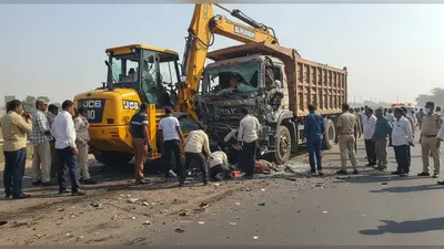 बरेली में दिल दहला देने वाला हादसा: दिल्ली हाईवे पर JCB से टकराया ट्रक, स्टीयरिंग में फंसा चालक, देखें वीडियो