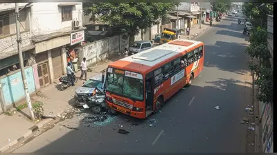 बिना ड्राइवर के 10 मीटर दौड़ी बस, कार से टकराई; CCTV में कैद हुई दिल दहला देने वाली घटना
