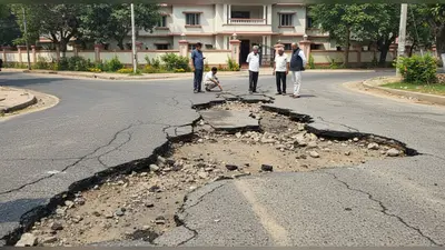 अलीगढ़: मंत्री के घर के सामने बनी घटिया सड़क पर बवाल, शासन ने बैठाई जांच, 30 सितंबर तक मांगी रिपोर्ट
