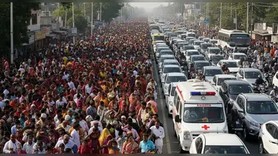 यूपी: पितृ अमावस्या पर उमड़ा जनसैलाब बना मुसीबत, 4 किमी लंबे जाम में फंसे श्रद्धालु और एंबुलेंस
