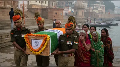काशी पहुंचा मेजर रौनक सिंह का पार्थिव शरीर: परिवार की चीत्कार से मातम, सेना ने दी नम आँखों से अंतिम विदाई