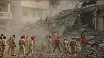 इंदौर के रानीपुरा में भीषण हादसा: 5 मंजिला इमारत गिरी, मलबे में 6 लोगों के दबे होने की आशंका, बचाव कार्य तेज