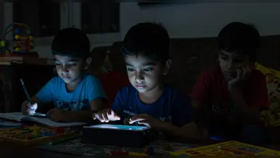 बच्चों में बढ़ रहा चिड़चिड़ापन और कमजोर याददाश्त: कहीं ‘स्क्रीन एडिक्शन’ और ये गलत आदतें तो नहीं हैं वजह? जानें विशेषज्ञों की राय