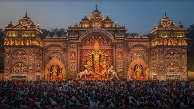 शारदेय नवरात्र- नैना देवी के कपाट रात 2 बजे खुले:मिर्जापुर के विंध्यवासिनी धाम में हजारों की भीड़; कोलकाता में बांग्ला भाषा थीम पर सजे पंडाल