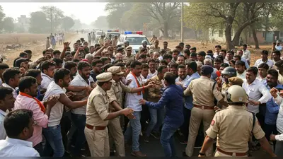 रामपुर में आजम खां का काफिला रोका गया, पुलिस और समर्थकों के बीच तीखी नोकझोंक