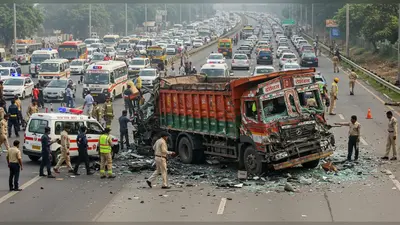 उन्नाव एक्सप्रेसवे पर भीषण हादसा: ट्राले ने ट्रक को रौंदा, तीन की दर्दनाक मौत, एक घंटे तक लगा रहा जाम