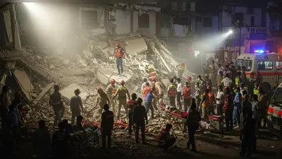 इंदौर में 3 मंजिला बिल्डिंग गिरी, 10 लोग घायल:2-3 लोगों के दबे होने की आशंका, रेस्क्यू जारी; मौके पर डॉक्टरों की टीम पहुंची