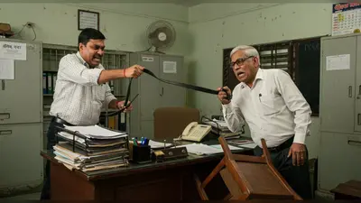 यूपी के सीतापुर में चौंकाने वाली घटना: प्रिंसिपल ने BSA को बेल्ट से पीटा, शिक्षा विभाग ने बनाई जांच कमेटी