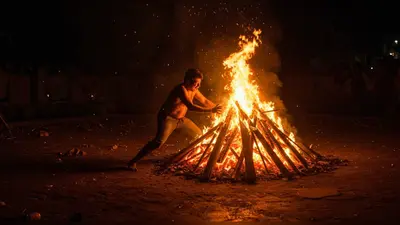 दोस्त की मौत, उधार के पैसे नहीं मिले: शख्स ने जलती चिता पर किया खौफनाक काम, वीडियो वायरल