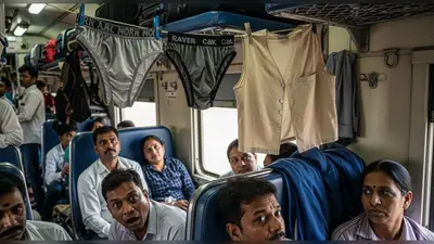 वायरल वीडियो: ट्रेन में यात्री ने बर्थ पर सुखाए कच्छा-बनियान, देखकर लोग हुए असहज और हैरान!