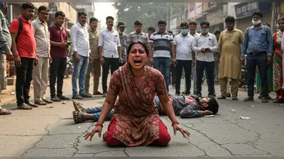बीच सड़क पर पति को बचाने की गुहार लगाती पत्नी, यूपी में मानवता शर्मसार!