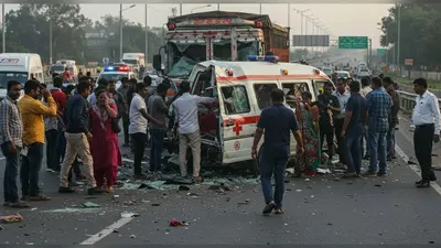एक्सप्रेस-वे पर खौफनाक हादसा: शव ले जा रही एंबुलेंस को कैंटर ने रौंदा, चीख पुकार से दहला इलाका