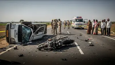 हरदोई में भीषण सड़क हादसा: पिकअप और बाइक की टक्कर में 5 लोगों की दर्दनाक मौत, दो महिलाएं शामिल