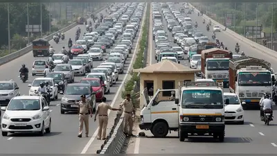 आगरा-दिल्ली हाईवे पर भयंकर जाम: पुलिस चौकी के ठीक सामने खराब हुआ कैंटर, वाहनों की लंबी कतारें