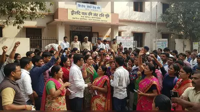आगरा में कोचिंग सेंटर का महाधोखा: लाखों की फीस लेकर संचालक लापता, अभिभावकों का थाने पर भारी हंगामा