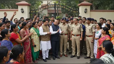 संभल में शिक्षा राज्यमंत्री के घर के बाहर शिक्षकों का प्रचंड हंगामा: DM-SP से तीखी नोकझोंक के बाद धरना स्थल बदला
