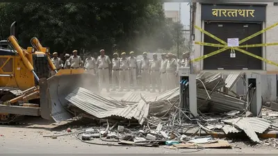 बरेली बवाल पर बड़ी कार्रवाई: तौकीर के रिश्तेदार मोहसिन हिरासत में, अवैध चार्जिंग स्टेशन पर चला बुलडोजर, बरातघर भी सील