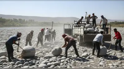 मछली नहीं! इस नदी से लोग निकाल रहे हैं विशाल पत्थर, जानें क्यों?