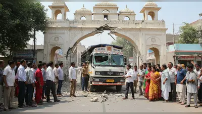 रायबरेली में गूगल मैप ने दिया धोखा: स्वागत द्वार से टकराया ट्रक, लोगों में भारी गुस्सा